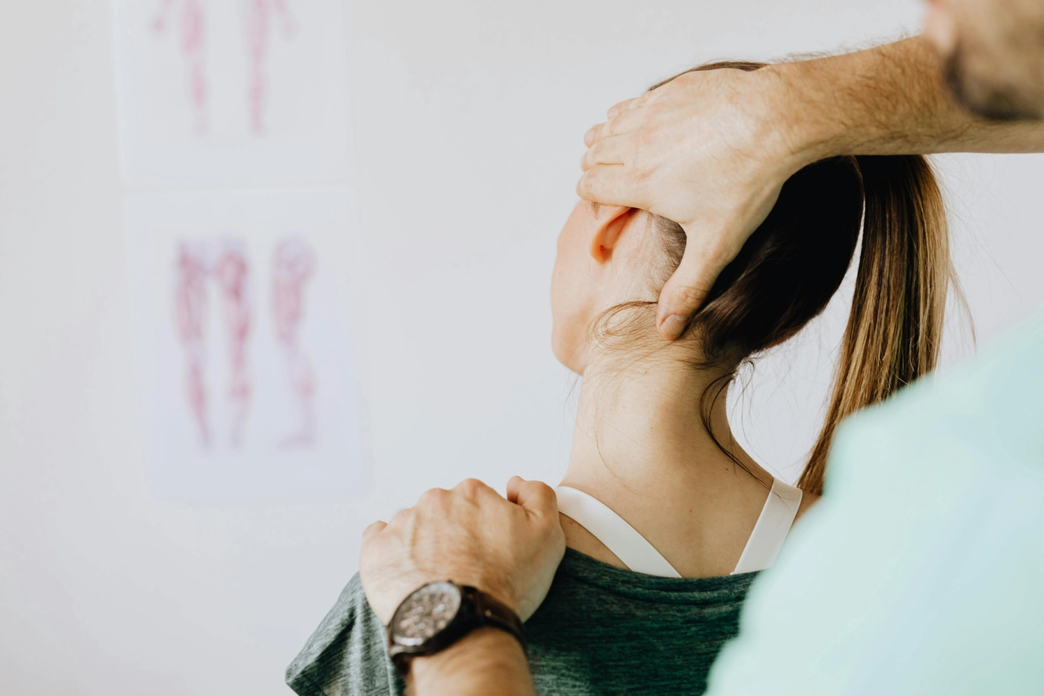 Osteopathie am Park – Ganzheitliche Behandlung – Dieses Bild zeigt offenbar eine medizinische Fachkraft, z. B. einen Chiropraktiker oder Physiotherapeuten.