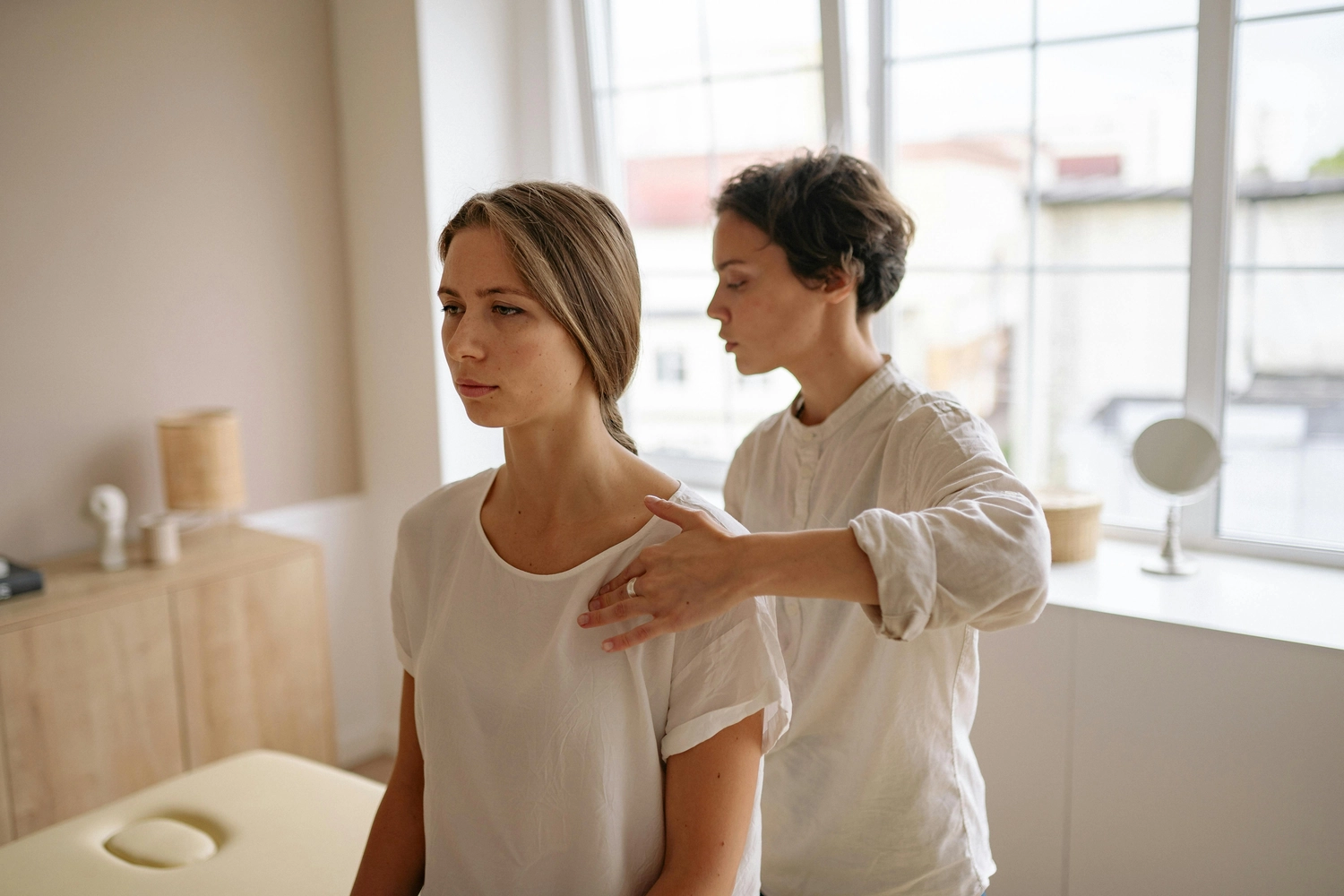 Osteopathie am Park – Ganzheitliche Behandlung – Dieses Bild zeigt eine Person in einer Therapiesitzung, die manuelle Techniken zur Schmerzlinderung und Förderung des Wohlbefindens umfasst. Osteopathie am Park - Ganzheitliche Behandlung -