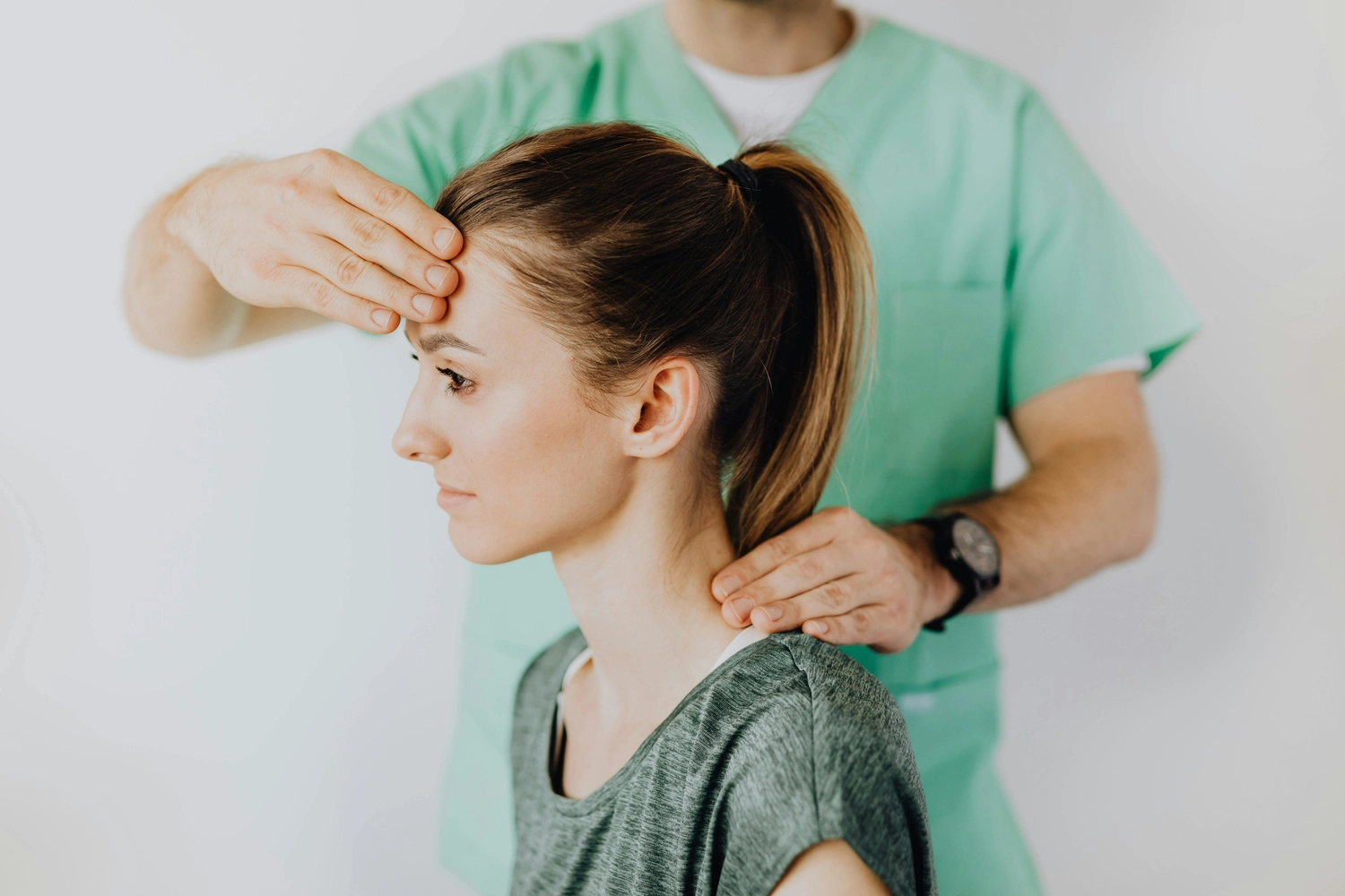 Osteopathie am Park – Ganzheitliche Behandlung – Dieses Bild zeigt eine medizinische Fachkraft bei der körperlichen Untersuchung eines Patienten. Osteopathie am Park - Ganzheitliche Behandlung -